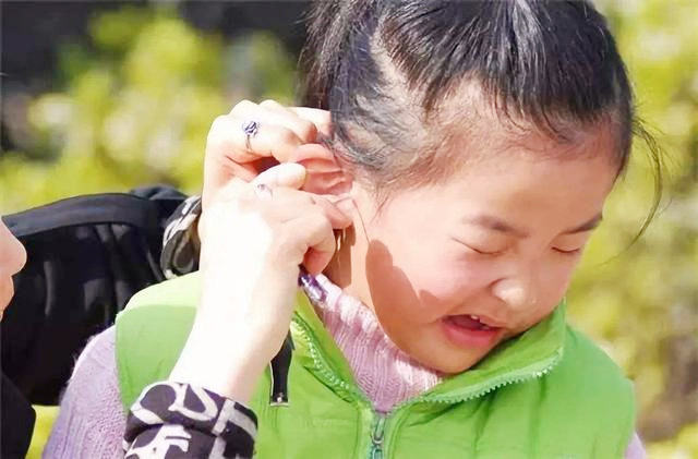 2岁女儿抠耳朵,两岁女儿在游乐园掏耳朵