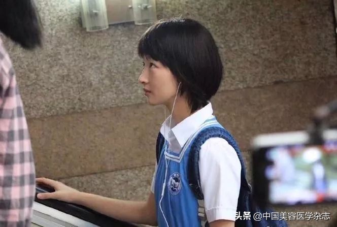 平胸女孩有什么特征,平胸女孩也能穿出高级感