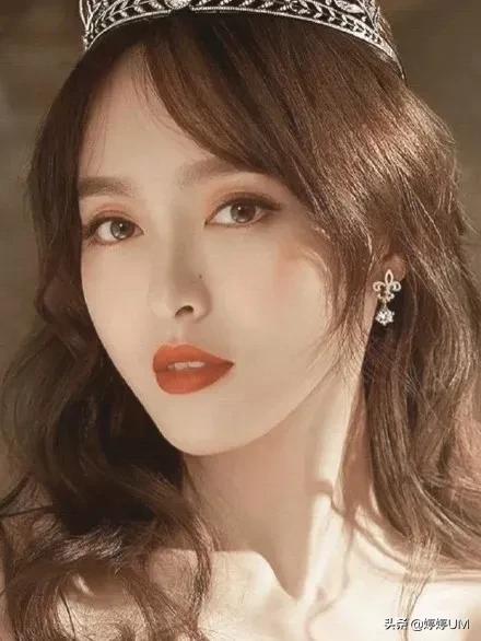 唐嫣，性感迷人、身材火辣、笑容甜美，这么好看的女人简直绝绝子