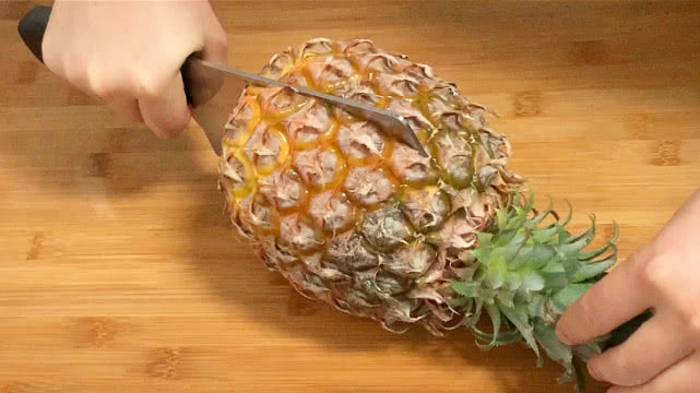 菠萝的正确切法把头和尾切掉,教你菠萝的新做法