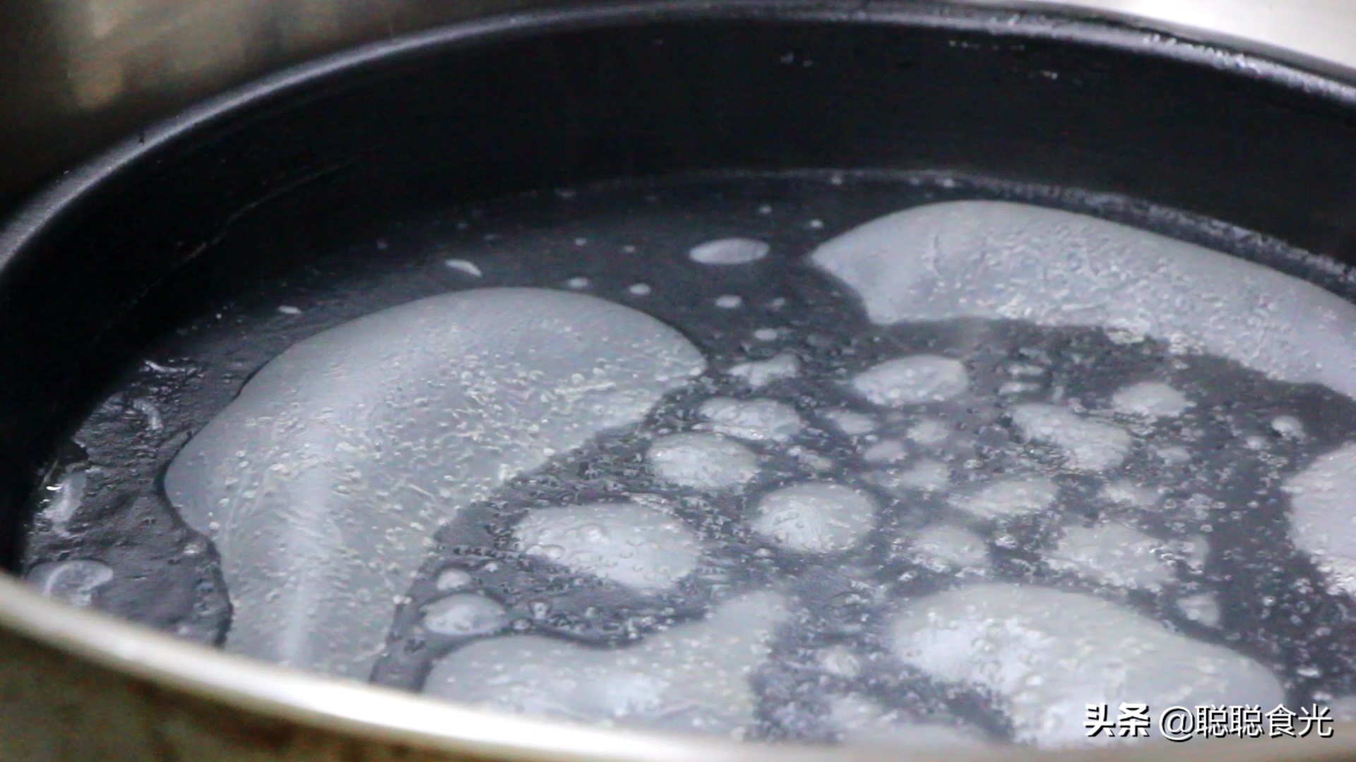 凉皮怎么做才有劲道不易断,凉皮做的不筋道还发粘怎么回事