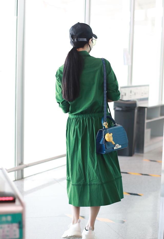 范冰冰身形圆润胖成球,范冰冰风头正势穿西装霸气走机场