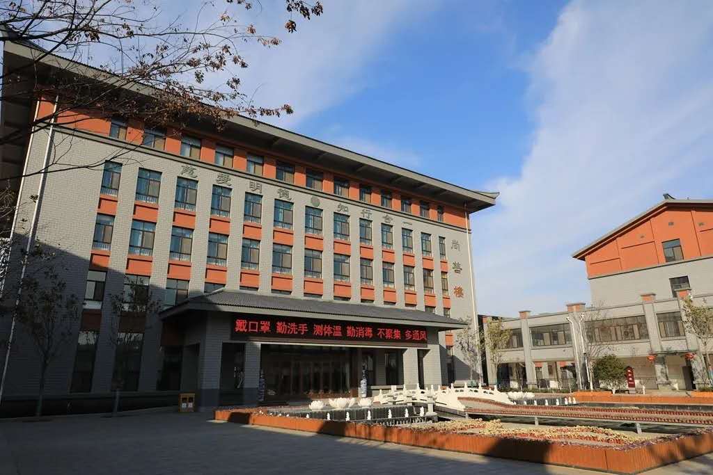 一所充满爱的学校,这是一所漂亮的学校英语