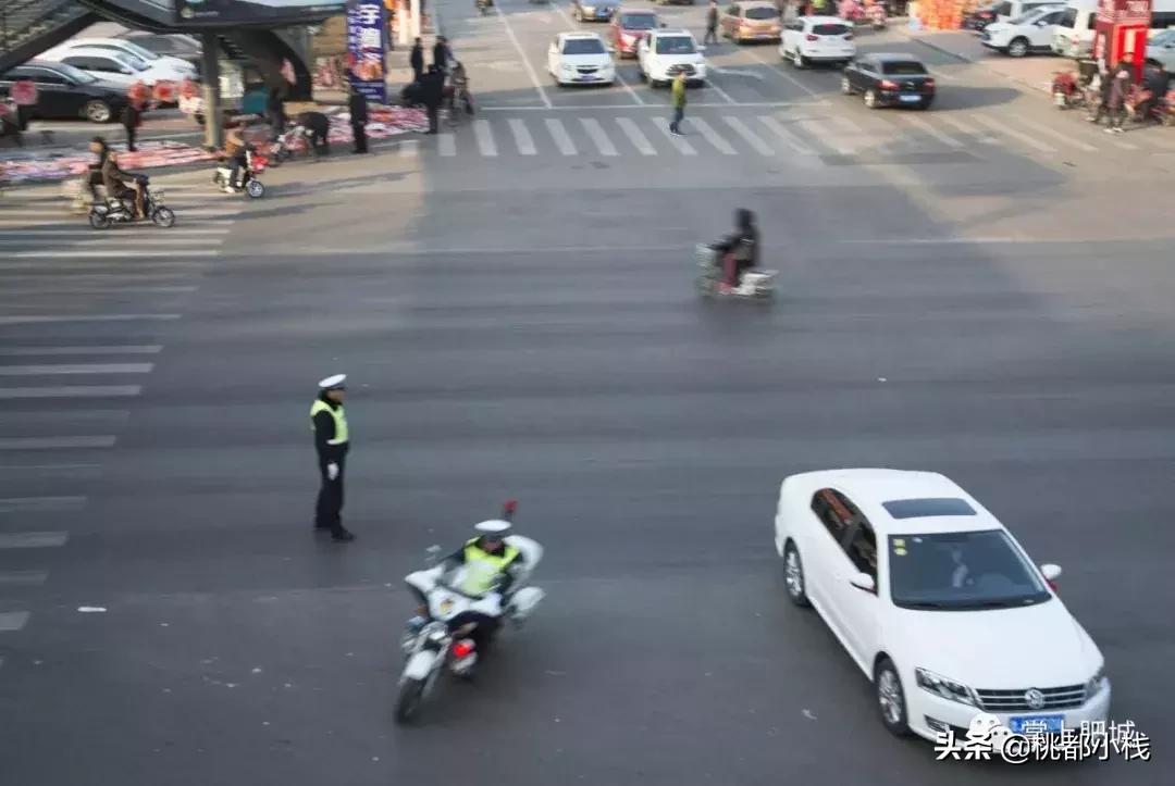 59岁了还在指挥交通！他已经从“蜀黎”变成了“爷爷