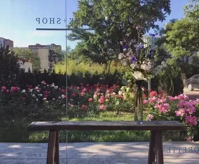这家破厂房改造的花店，这是北京最美的小花店，明星都来拍照