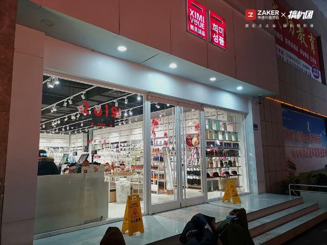 挖孔屏好用吗，相机自带8倍镜，能玩英雄联盟：荣耀V20体验