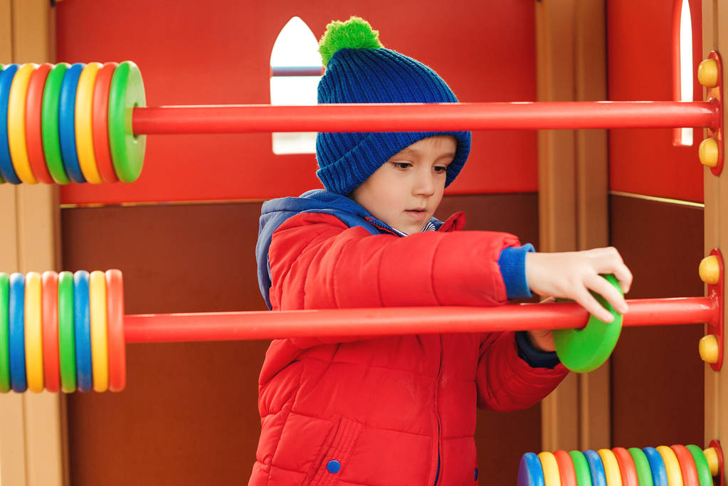 2岁半孩子抢玩具推小朋友怎么办,孩子爱抢别人的玩具怎么引导