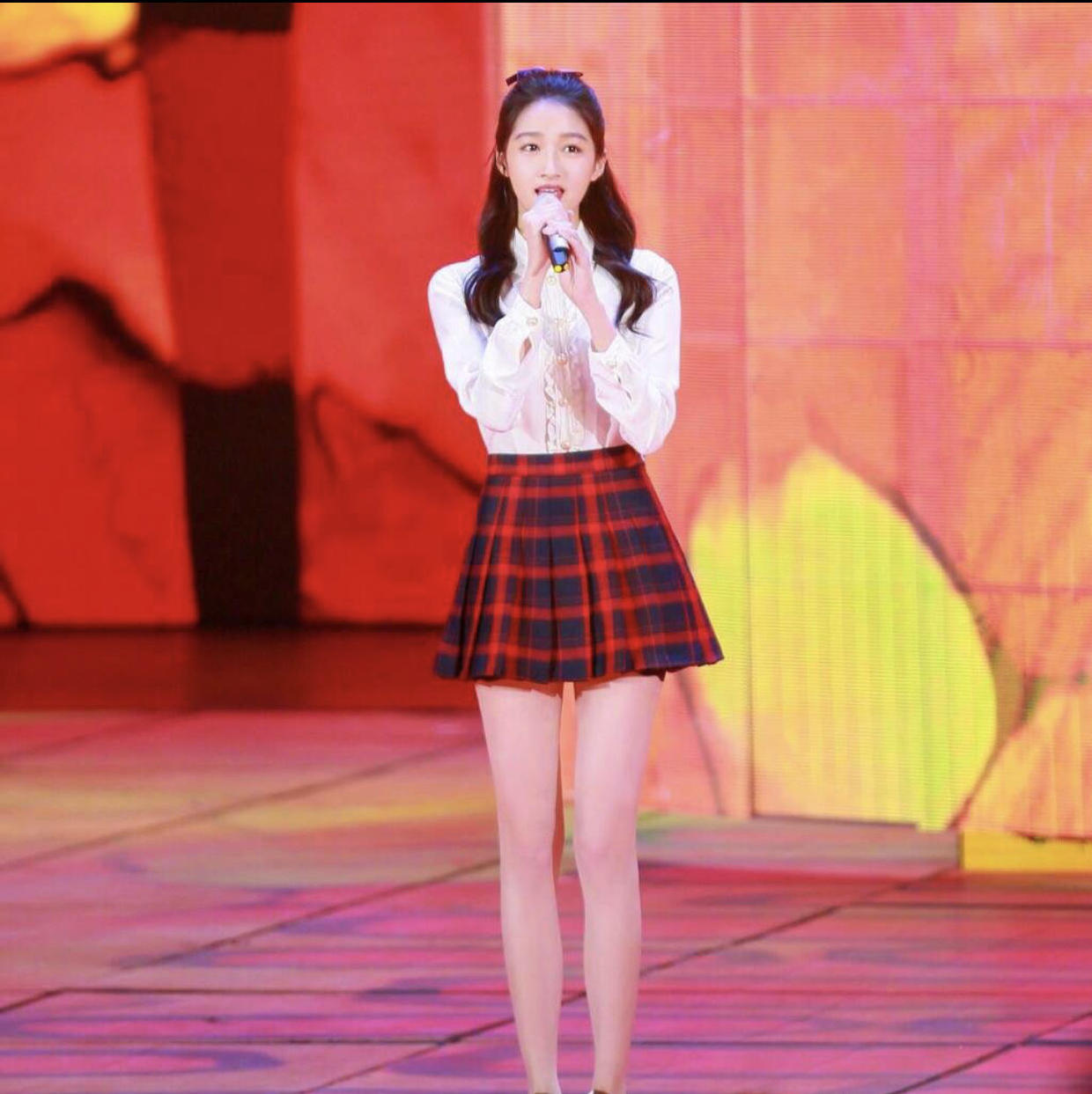 何洁穿黑西装配短裙,何洁被夸好瘦的视频