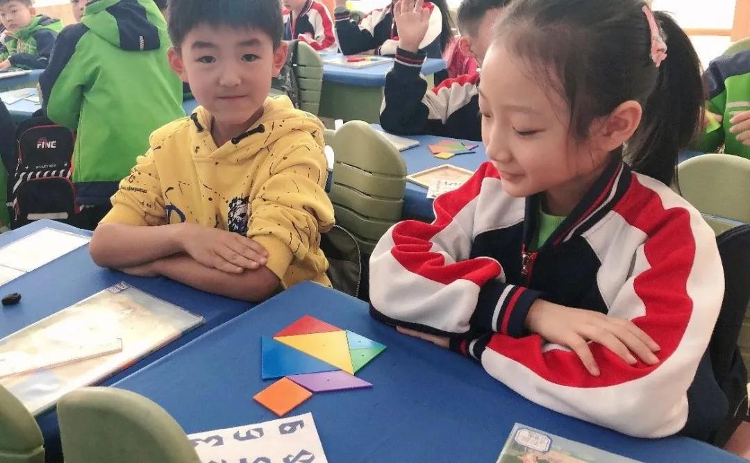 【寓教于乐】敕勒川绿地小学乌兰分校一年级开展​玩转七巧板趣味拼搭活动​