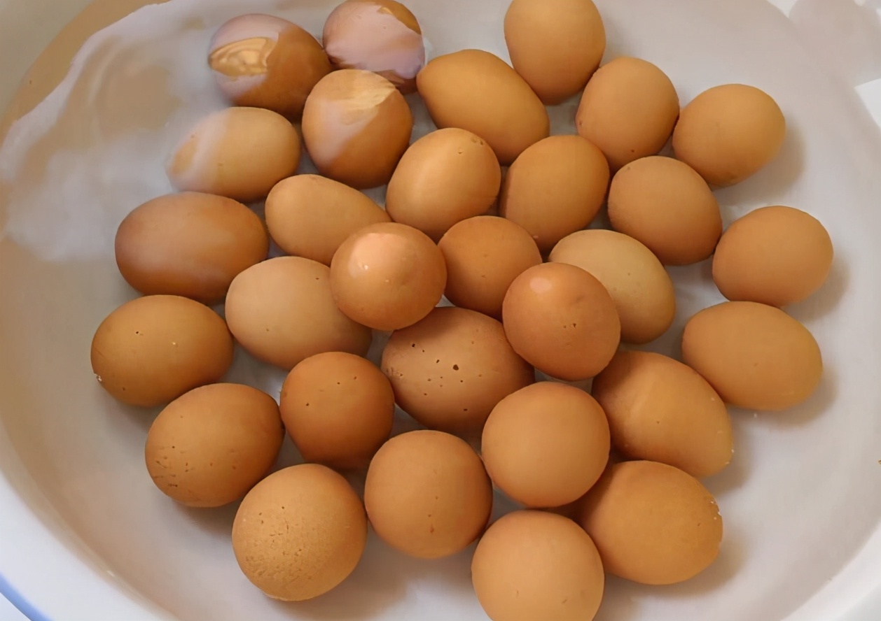 腌鸡蛋怎么做流油还不咸,腌鸡蛋怎么做好吃放时间久