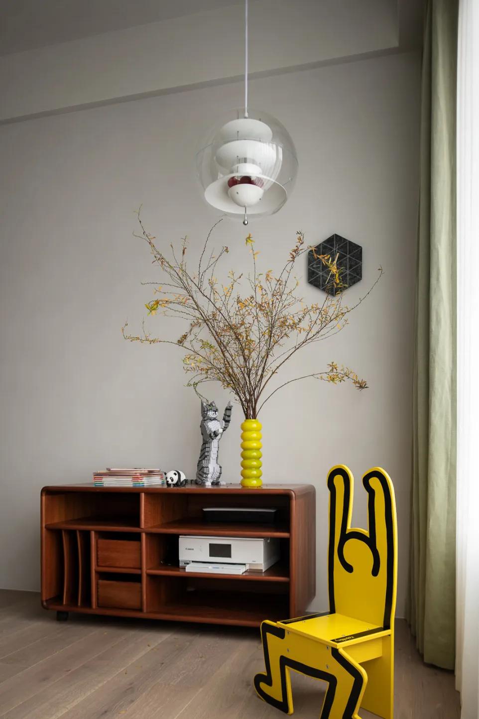 她从欧洲背回月球灯，“明明如月，何时可掇”，把家变成了艺术馆