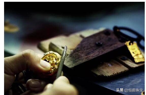 周大福和老凤祥的黄金首饰哪个好,周大福古法黄金手镯值得买吗