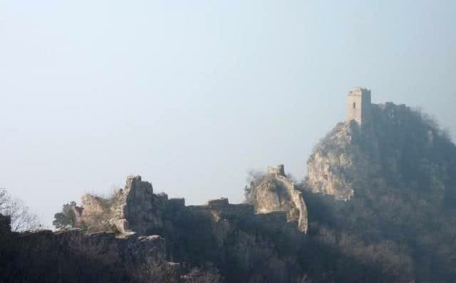 驴友攀爬中国最危险的长城,驴友爬箭扣野长城踩空坠崖