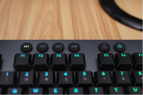 罗技6930电竞耳机,罗技g系列打游戏鼠标哪个好用