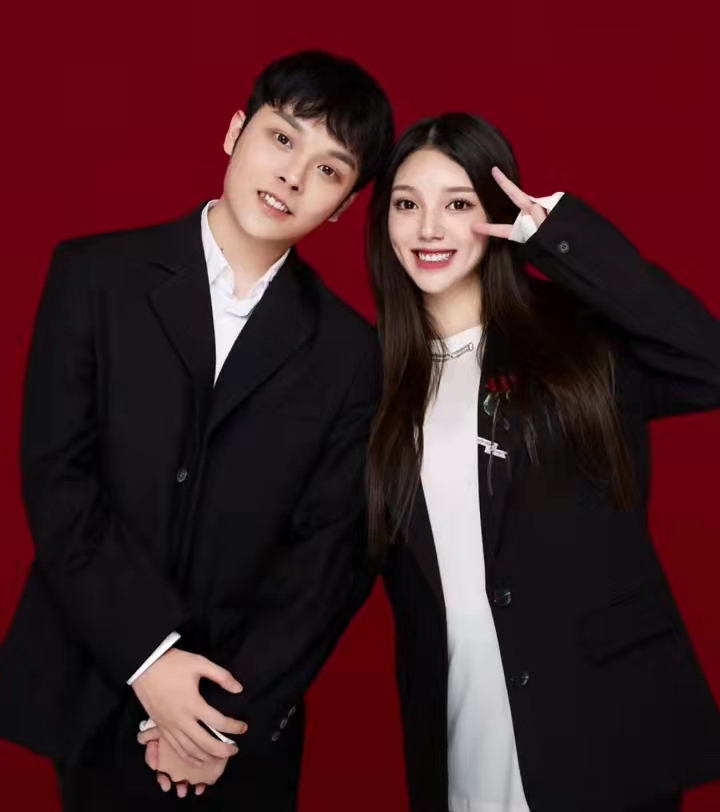 小猪先生终于官宣领证！不忘带货送香水，还戴假戒指晒照被群嘲