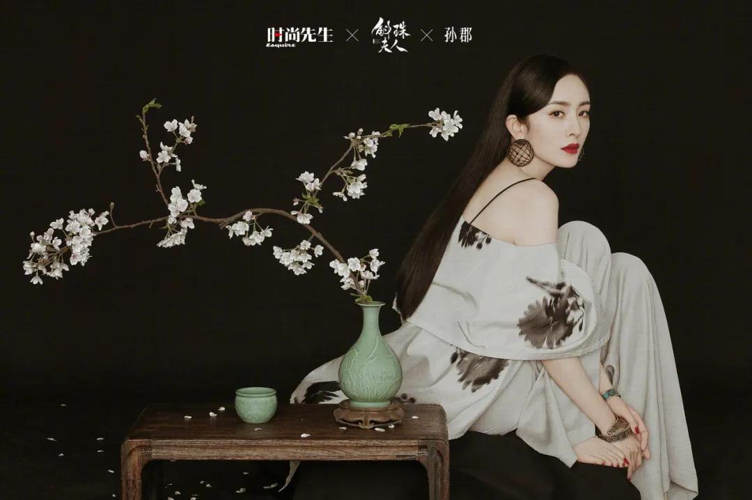 胸大和胸小穿衣服效果对比短袖,胸大和胸小穿衣对比哪个年轻