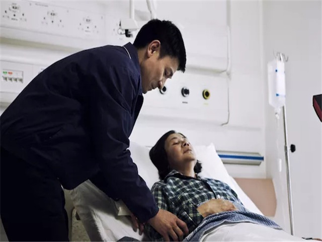 《桃姐》无情年代里八婆式主仆情,寡淡故事中流淌着生活的全部