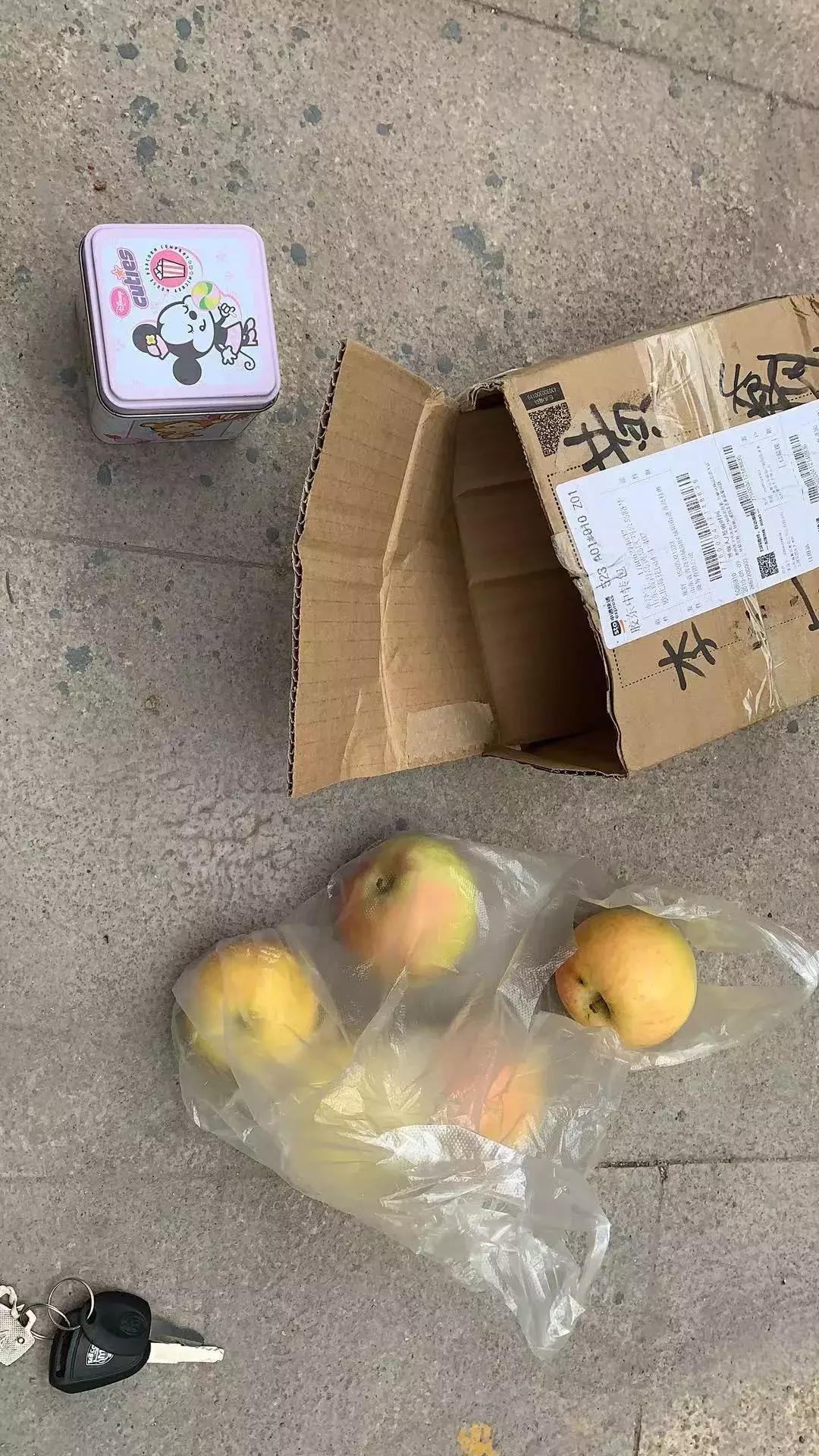 太气人！青岛一小伙网购二手苹果手表，竟收到四个苹果和…