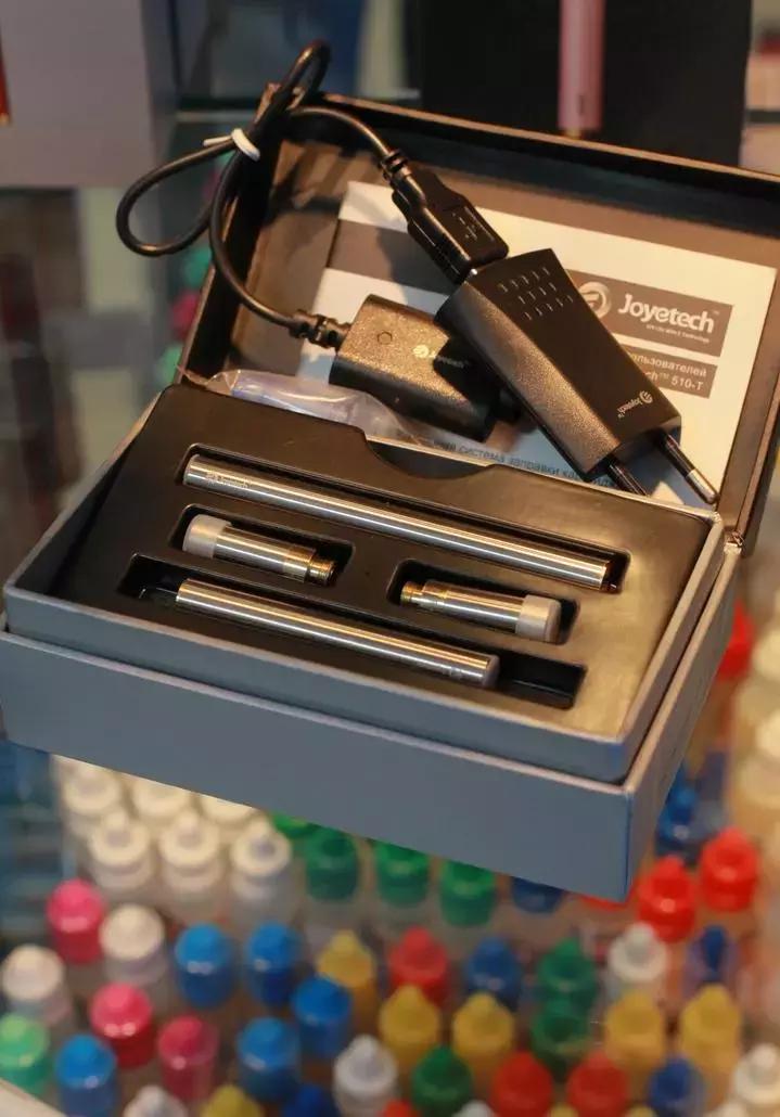 越来越多的人迷上了智能电脑,年轻人越来越爱抽烟