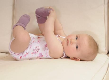 宝宝爱脱袜子光脚,宝宝为啥爱脱鞋