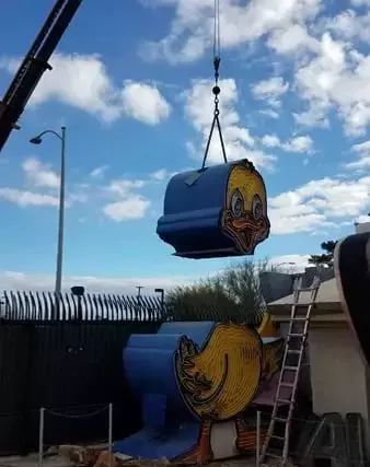 你看这把吉他辣么大，快把它拍下来