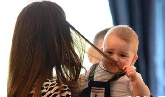 为什么宝宝喜欢薅头发,宝宝老是薅自己的头发是怎么回事