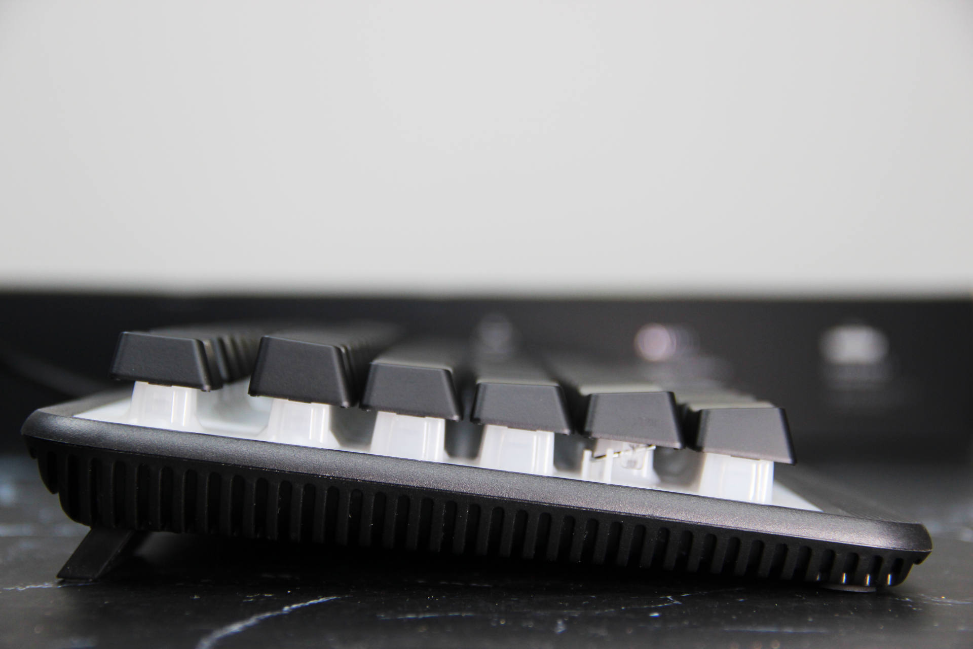 rgb键盘会出现个别不亮吗,rgb键盘有一个灯不一样怎么办