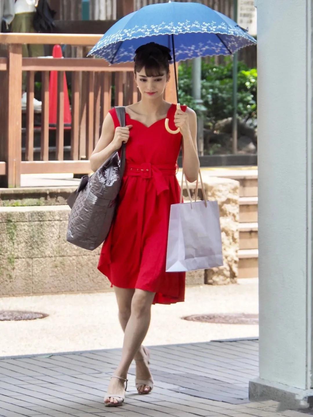 日本丰田太子妃曝光,神秘名媛撞脸奥黛丽赫本,却偏爱“好嫁风”