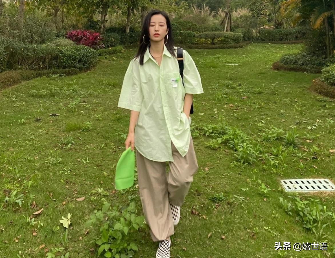 周雨彤穿板鞋图片,周雨彤spell牛仔裤穿搭