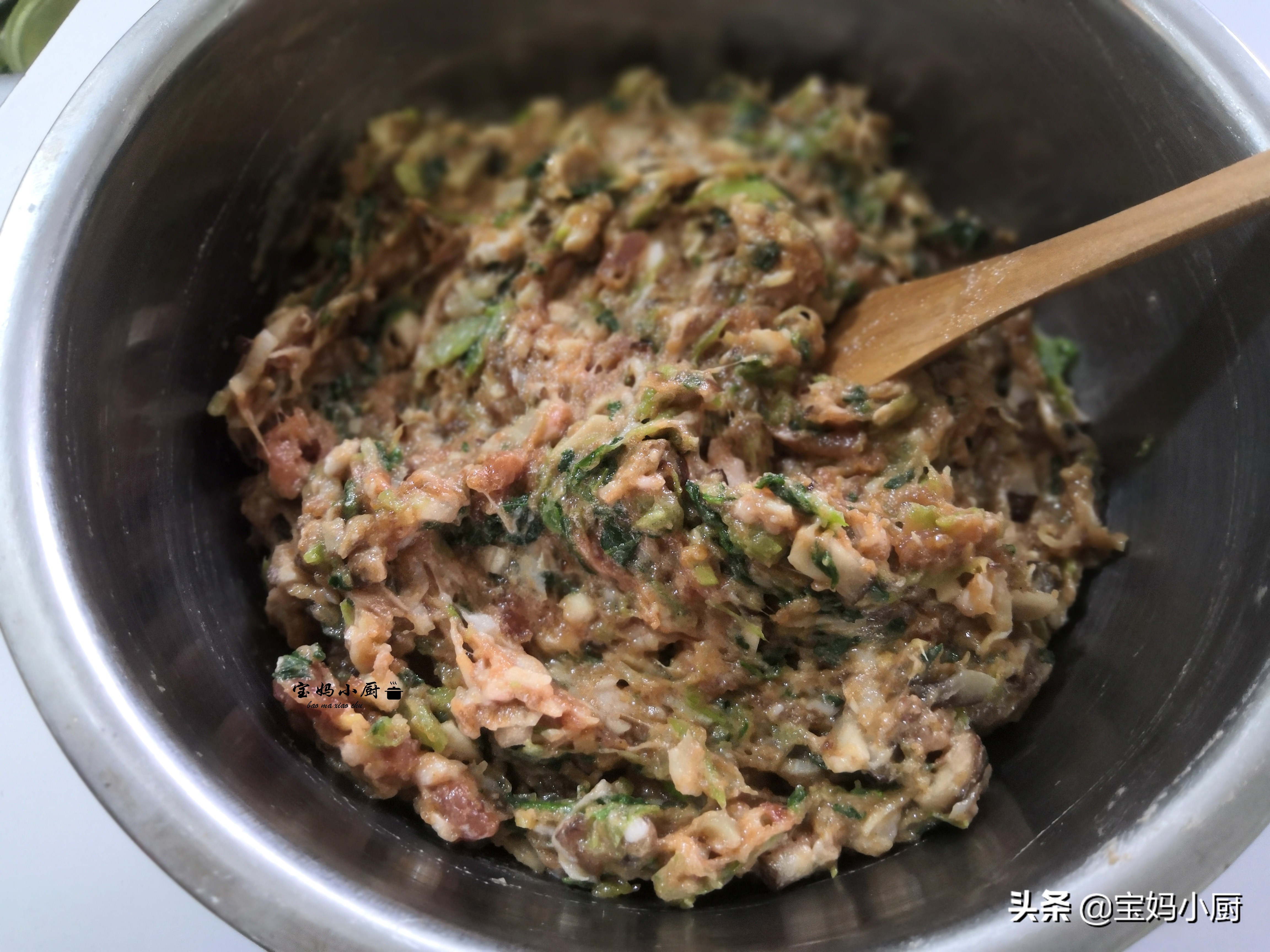 蒸饺皮硬，是你和面的水没用对，照着做，软乎乎，放一天都不硬