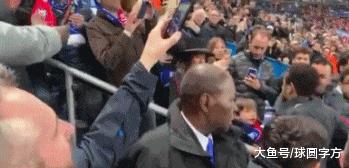 内马尔在台上看比赛被球迷挑衅,内马尔对待球迷暖心时刻