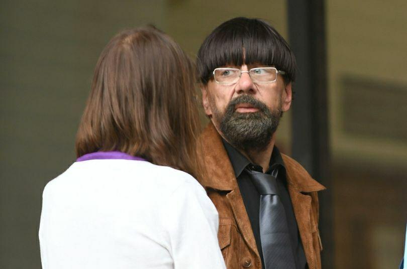 英国66岁老人伪装成学生进校园骚扰女生警方在他家搜到各种校服