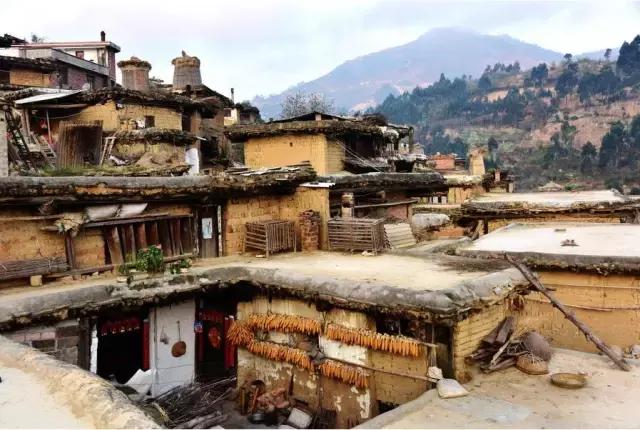 云南这个村子百家相连,一不留神就走到人家房顶上了