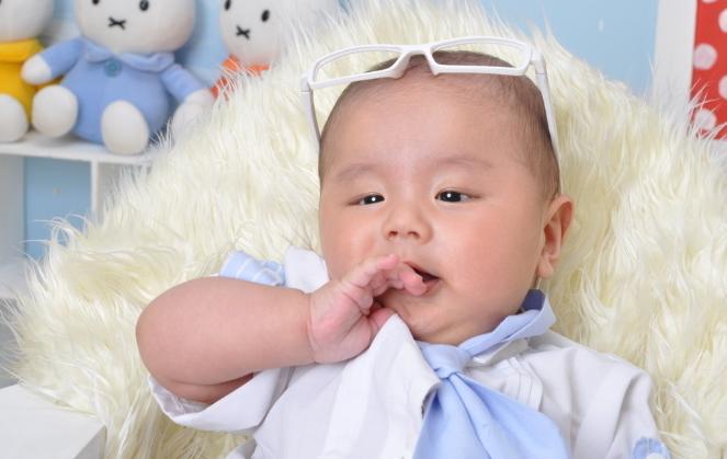 陶瓷碗引发小孩白血病,1岁娃娃被喂出白血病碗里面