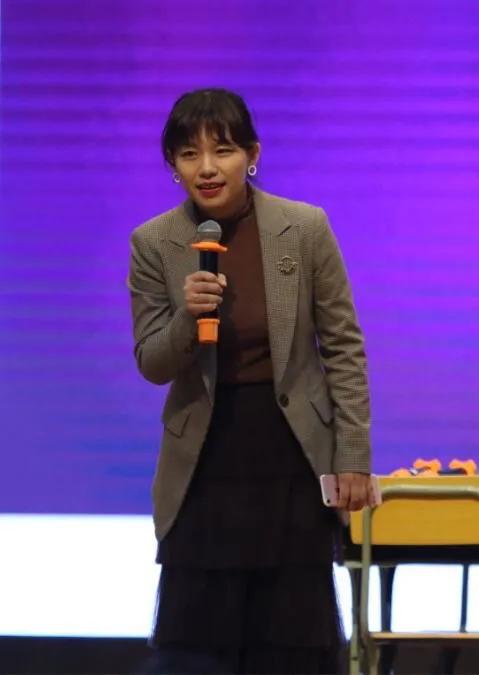 巴陵郡三湘四水英才聚，香樟园高谈阔论红烛燃