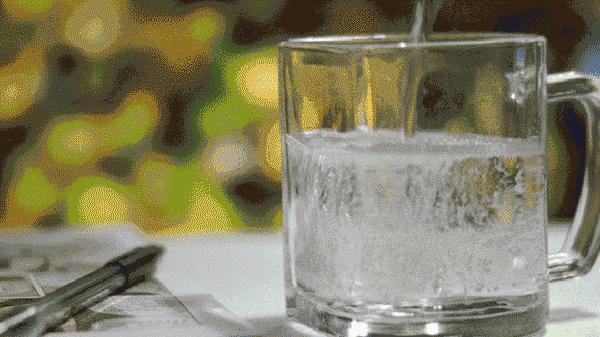 家里饮水机如何清洗里面的污垢,家里饮水机桶脏了怎么清洗