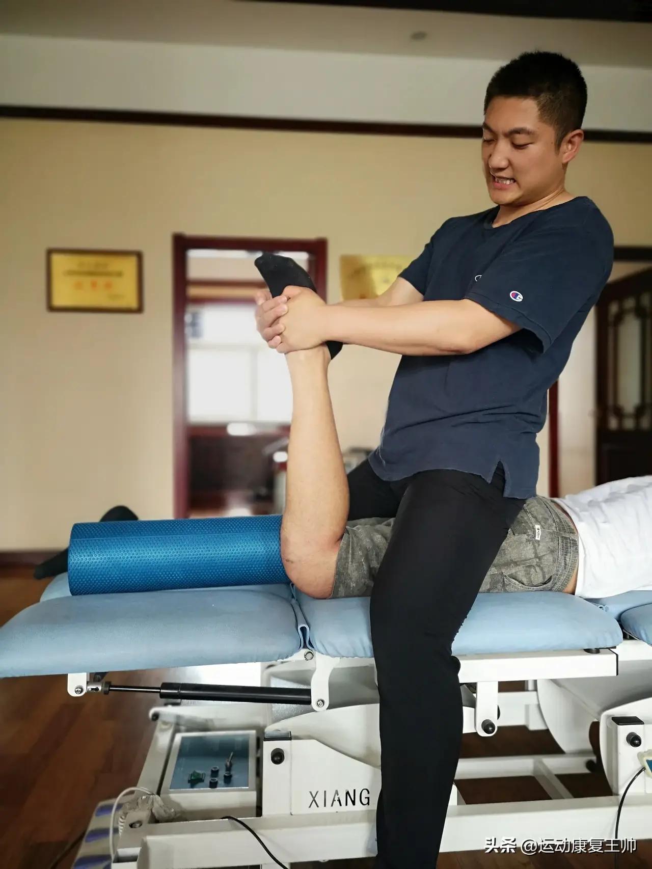 角度下不去，很可能与你的疼痛，肿胀有关系，听听康复师的解释