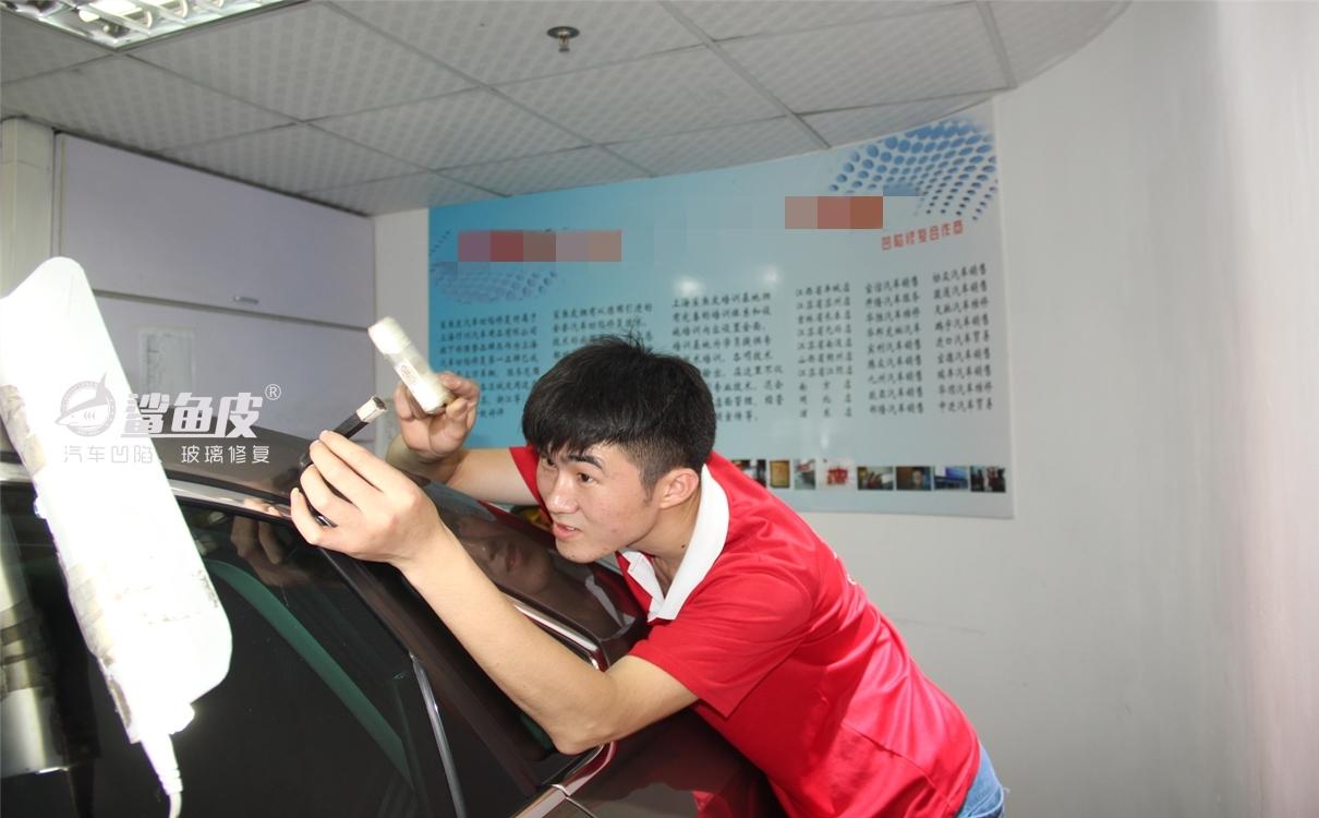 汽车凹痕是钣金还是无痕修复好,温州有没有车身凹痕快速无痕修复