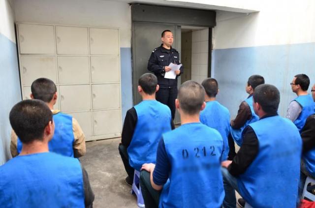 给看守所家人送衣物能穿到吗,看守所什么时间可以给亲人送衣服