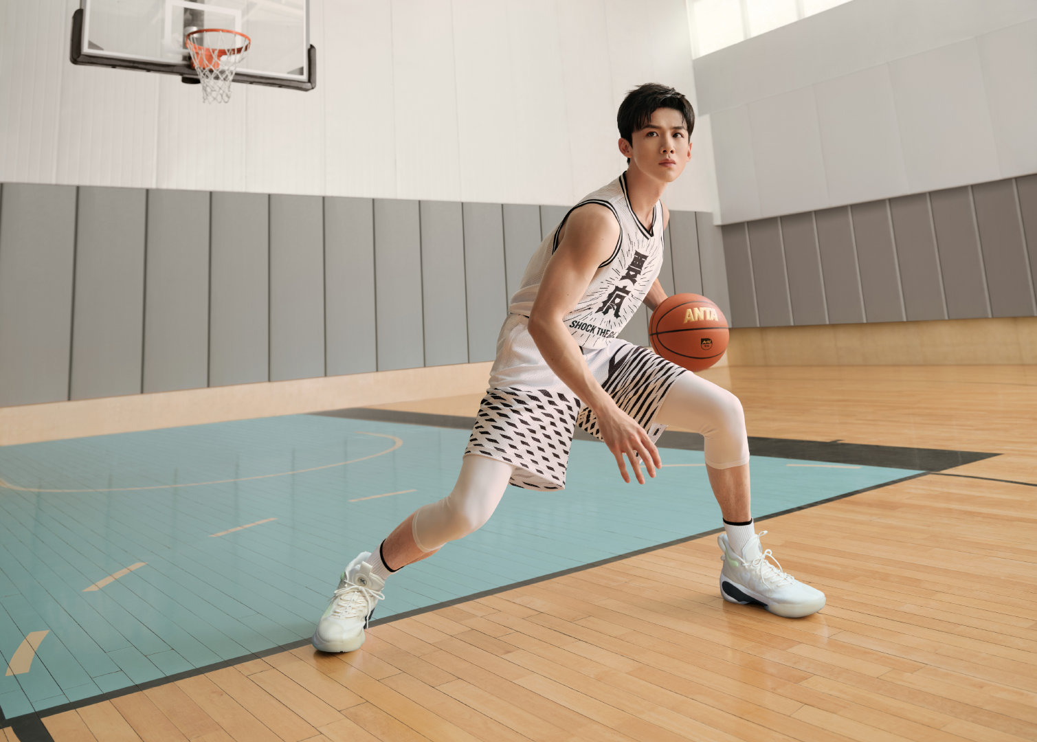 白敬亭穿的安踏粉色篮球鞋是哪双,白敬亭打篮球上海安踏活动背影