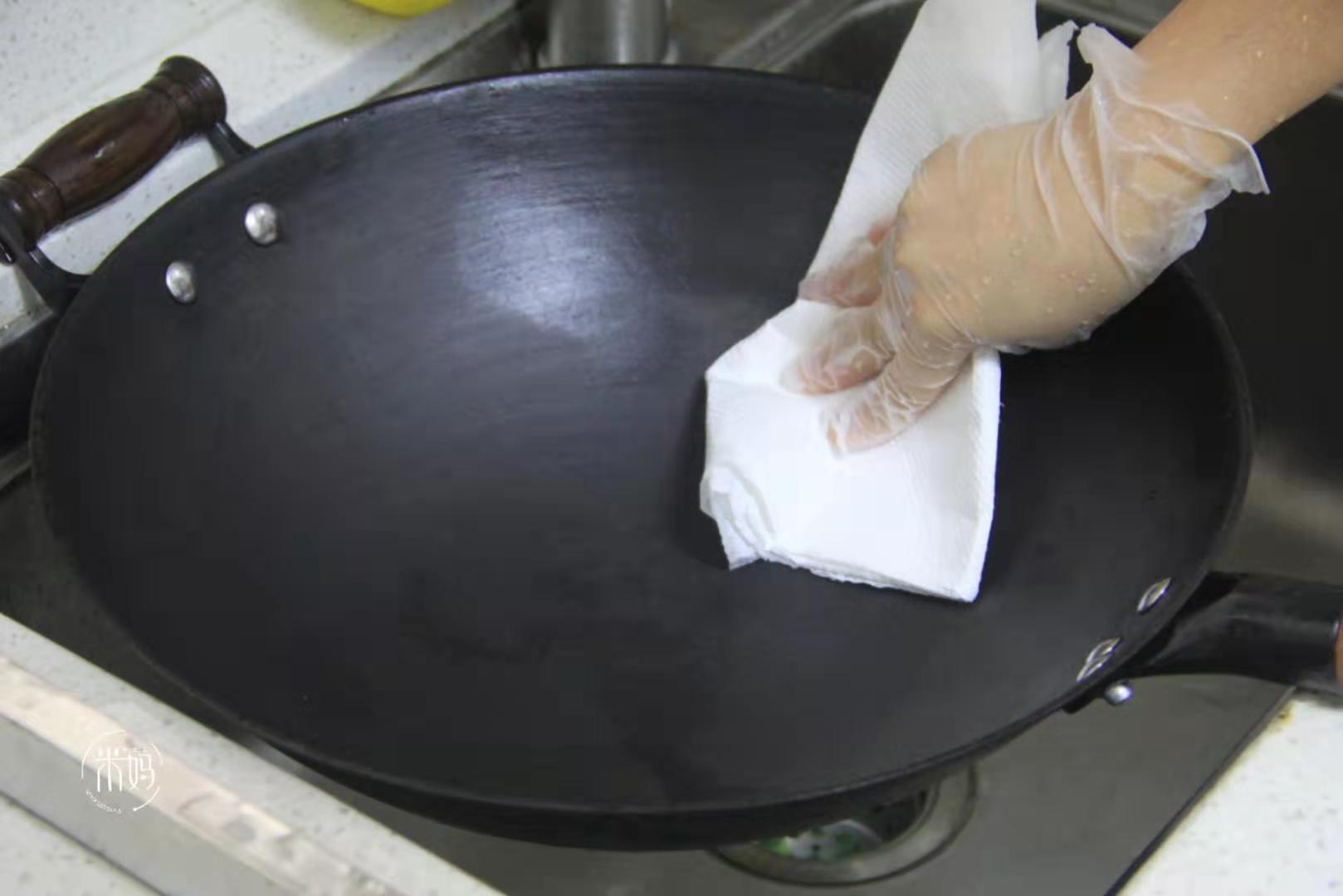 铁锅如何开锅才不生锈不粘锅,铁锅开锅以后怎么不粘锅