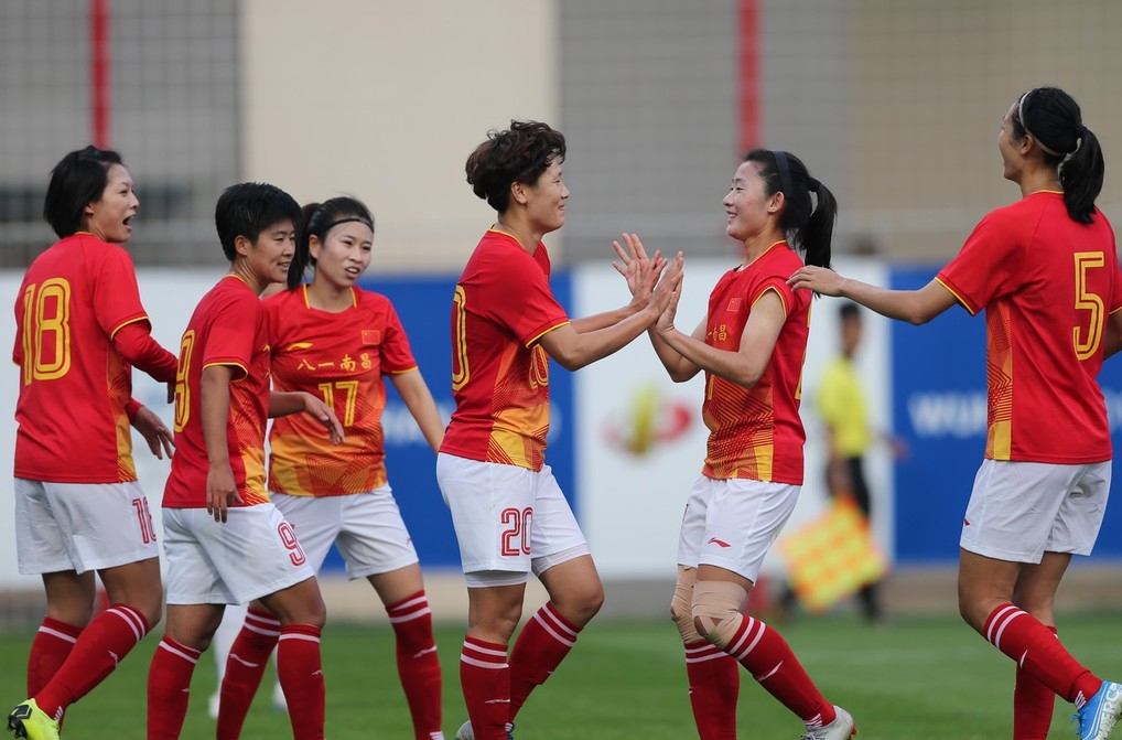 兵哥哥齐声高呼中国女排,中国女足惨败日本2-0巴西