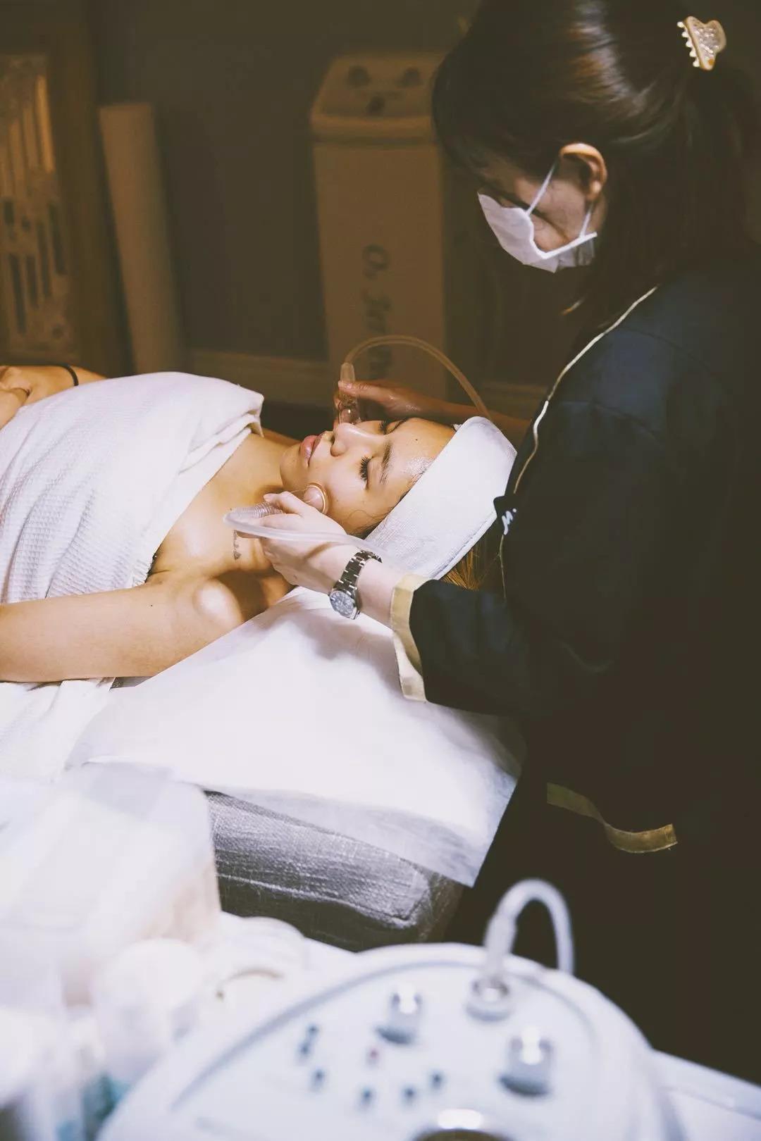 美容针变“毒针”，19岁女孩被毁容，医生：打针有风险跟风需谨慎