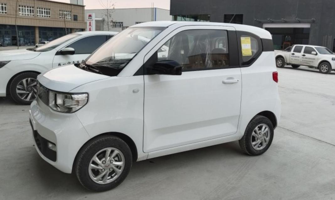 五菱宏光mini走街头,五菱宏光minievgameboy版试驾