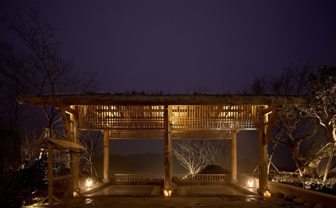 冷冷冬日泡着暖暖的温泉,阴冷潮湿的天气里泡个温泉