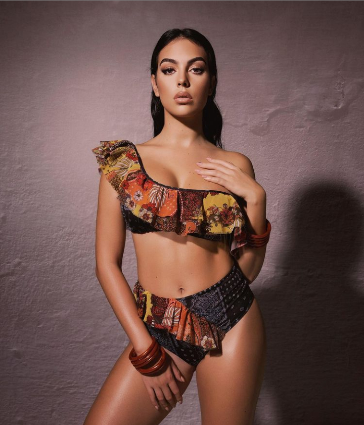 c罗女友秀身材,c罗前女友穿绿色泳衣