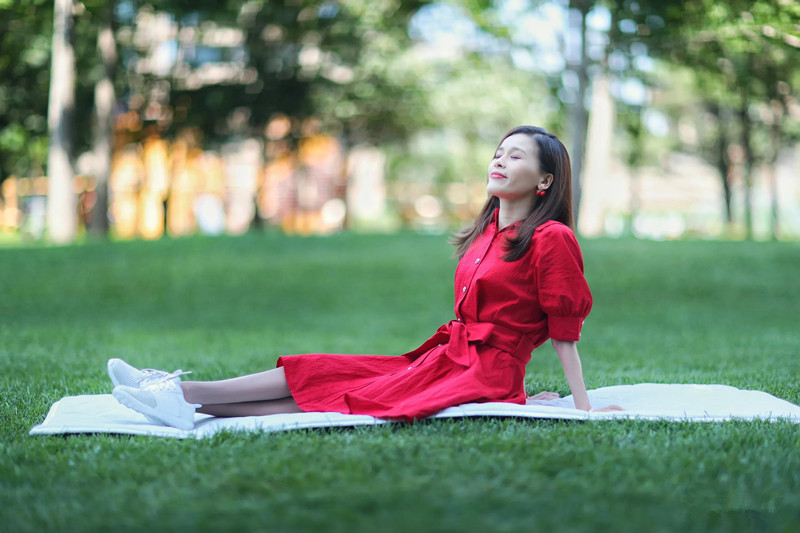 真美！瘫痪21年桑兰，丢掉轮椅坐草地拍照：一定有机会再站起来