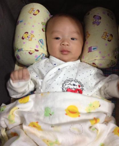 宝宝偏头睡的危害,宝宝偏头要睡哪侧纠正