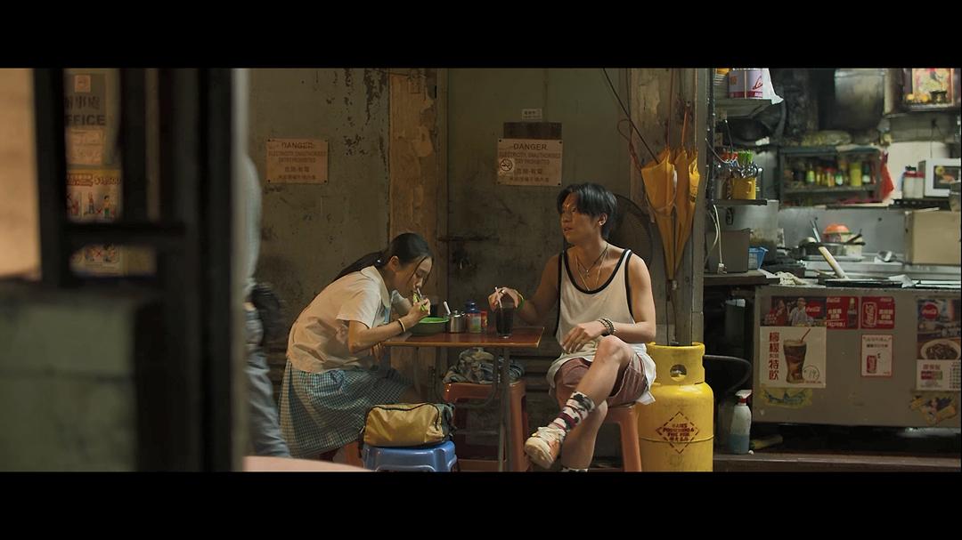 女孩为了一张机票为闺蜜相亲,女孩为了一张机票替富家女相亲