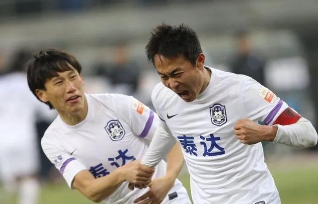 39岁前国脚,曾是中超标王,今携手足坛美女老总,妻子是中戏美女